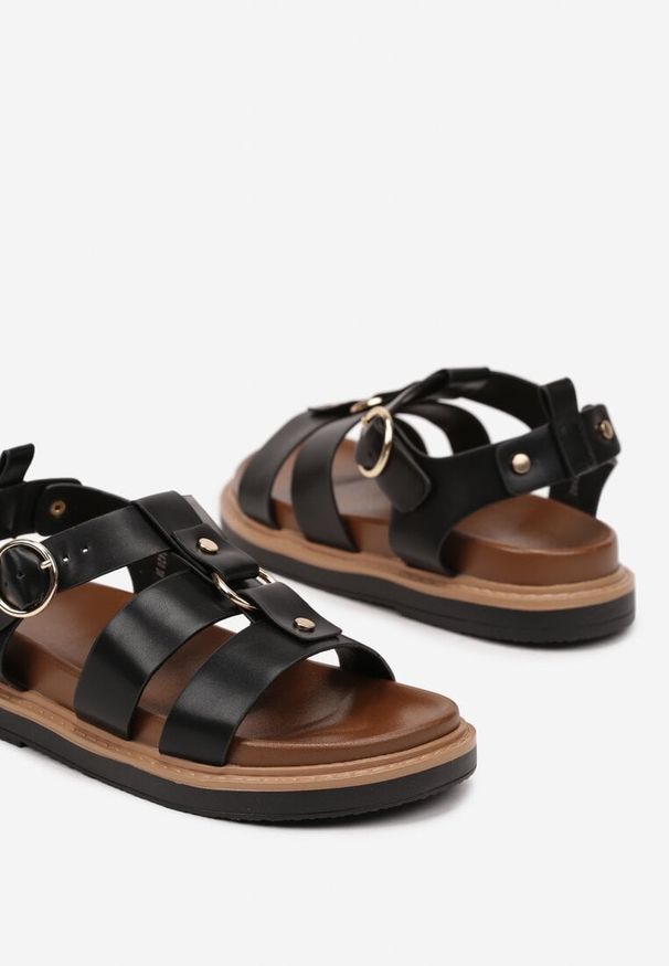 Renee - Czarne Sandały na Płaskiej Podeszwie z Klamrą i Nitami Deliniel. Okazja: na co dzień, na spacer. Zapięcie: klamry. Kolor: czarny. Materiał: jeans. Obcas: na płaskiej podeszwie. Styl: casual, klasyczny. Wysokość obcasa: niski