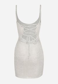 Born2be - Srebrna Dopasowana Sukienka z Metaliczną Nicią Liresine. Okazja: na co dzień. Kolor: srebrny. Długość rękawa: na ramiączkach. Wzór: aplikacja. Typ sukienki: proste. Styl: casual, klasyczny #3