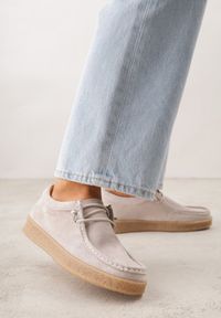 Renee - Beżowe Półbuty z Zamszu Naturalnego ze Skórzaną Wkładką i Przeszyciami Oaraneva. Kolor: beżowy. Materiał: zamsz, skóra. Styl: elegancki #1