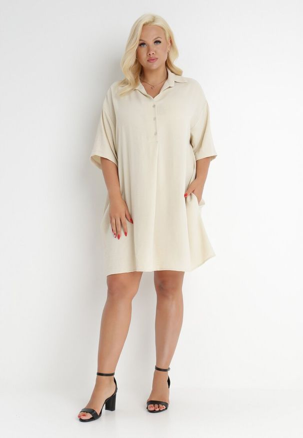 Born2be - Jasnobeżowa Sukienka Kaseia. Okazja: na co dzień. Kolekcja: plus size. Kolor: beżowy. Materiał: tkanina. Typ sukienki: koszulowe, dla puszystych, oversize. Styl: casual. Długość: mini