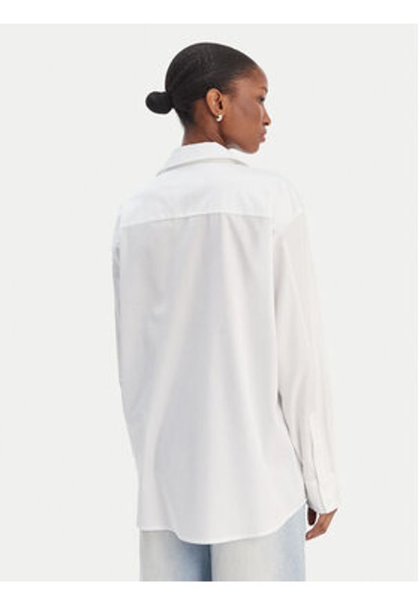 Guess Koszula W6RH57 WAF10 Biały Oversize. Kolor: biały. Materiał: bawełna