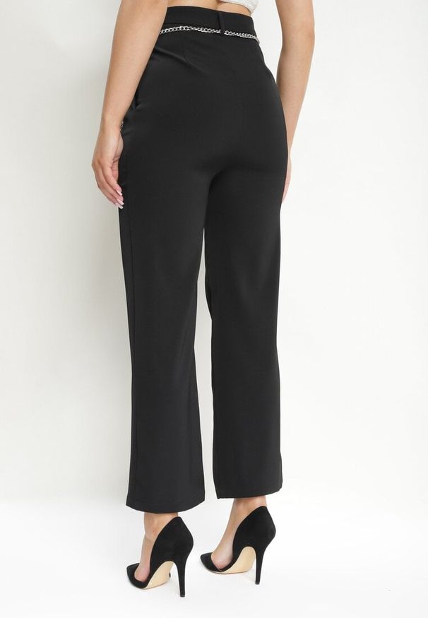 Born2be - Czarne Szerokie Spodnie Zapinane z boku na Suwak z Ozdobnym Łańcuchem Grazioso. Okazja: na spotkanie biznesowe, do pracy. Kolor: czarny. Materiał: satyna. Styl: biznesowy, elegancki, klasyczny