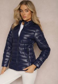 Renee - Granatowa Przejściowa Kurtka Pikowana z Zasuwanymi Kieszeniami Asethalia. Typ kołnierza: bez kaptura. Kolor: niebieski. Materiał: jeans. Wzór: aplikacja. Styl: klasyczny