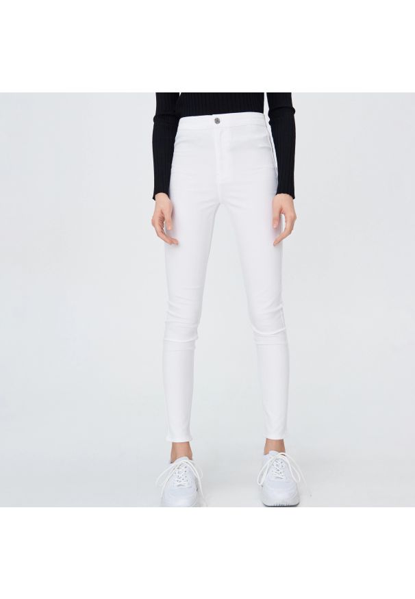Sinsay - Jeansy skinny high waist - Biały. Stan: podwyższony. Kolor: biały. Materiał: jeans