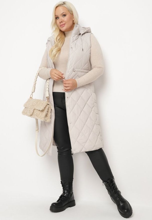 Born2be - Jasnobeżowa Pikowana Kamizelka z Kapturem i Sznurkami Nomissa. Okazja: na co dzień. Typ kołnierza: kaptur. Kolor: beżowy. Materiał: jeans. Styl: sportowy, elegancki, wizytowy, casual
