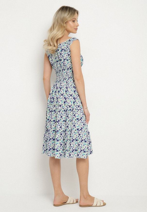 Born2be - Biało-Niebieska Sukienka Bawełniana Rozkloszowana w Kwiaty z Guzikami Ronzea. Okazja: na spacer. Kolor: biały. Materiał: bawełna. Wzór: kwiaty. Sezon: lato. Typ sukienki: rozkloszowane. Styl: klasyczny, elegancki