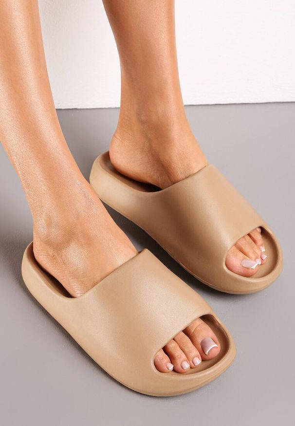 Born2be - Ciemnobeżowe Piankowe Klapki z Szerokim Paskiem Jaspera. Okazja: na plażę, na co dzień. Kolor: beżowy. Sezon: lato. Styl: klasyczny, elegancki, casual