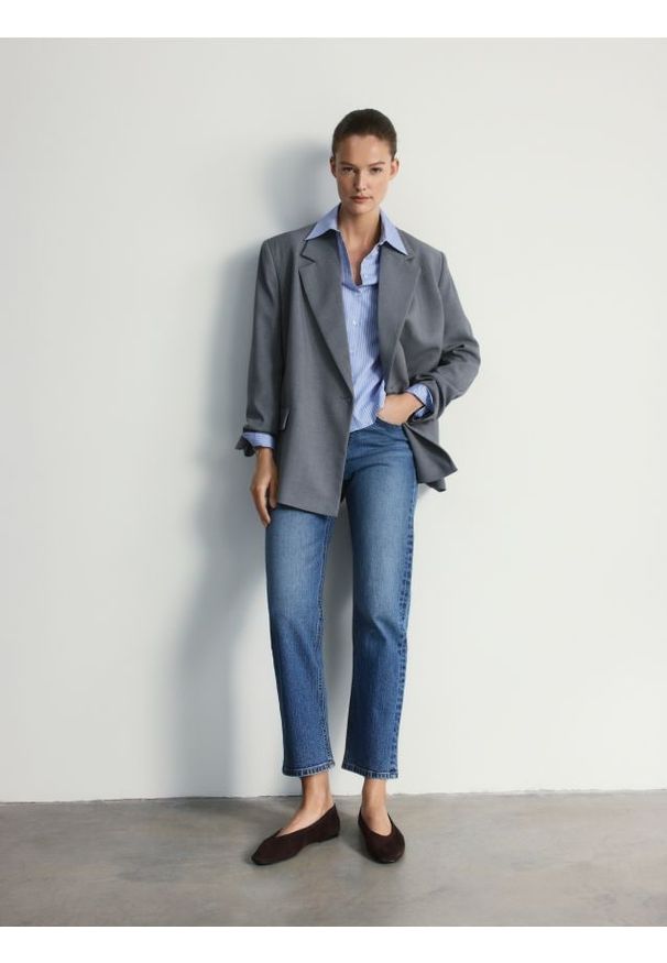 Reserved - Jeansy straight z krótszą nogawką - granatowy. Kolor: niebieski. Długość: krótkie