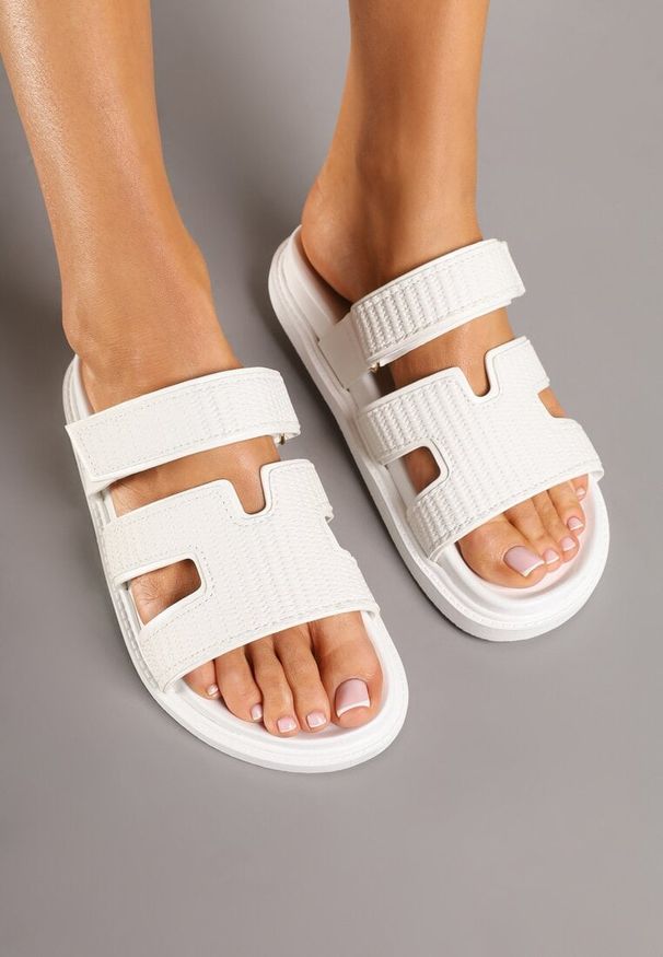 Born2be - Białe Klapki z Geometrycznymi Paskami i Zapięciem na Rzep Florevelia. Okazja: na co dzień. Kolor: biały. Materiał: jeans. Wzór: geometria. Styl: casual, elegancki