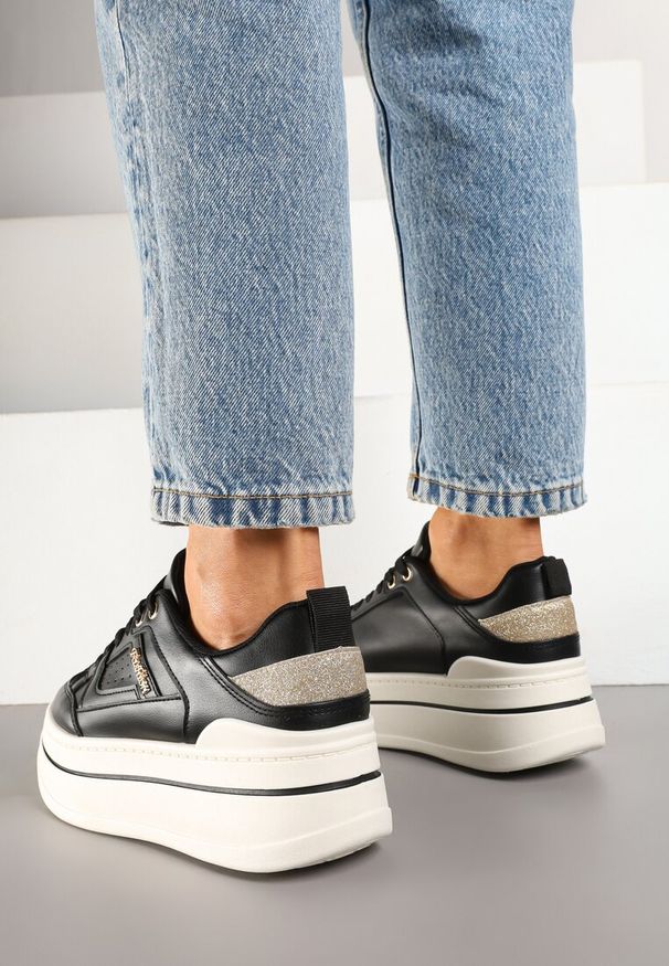 Renee - Czarne Sneakersy z Brokatem na Platformie Larinea. Zapięcie: sznurówki. Kolor: czarny. Materiał: jeans. Wzór: aplikacja. Obcas: na platformie