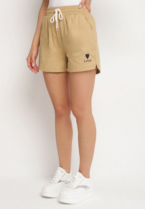Born2be - Ciemnobeżowe Dresowe Szorty o Prostym Kroju z Wiązaniem i Kieszeniami Foladea. Okazja: na co dzień, na spacer. Kolor: beżowy. Materiał: dresówka. Styl: klasyczny, casual