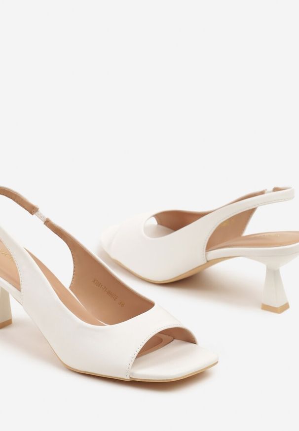 Renee - Białe Sandały na Szpilce Vices Ozdobione Kwadratowym Noskiem Edianira. Okazja: na spacer. Kolor: biały. Wzór: aplikacja. Sezon: lato. Obcas: na szpilce. Styl: elegancki