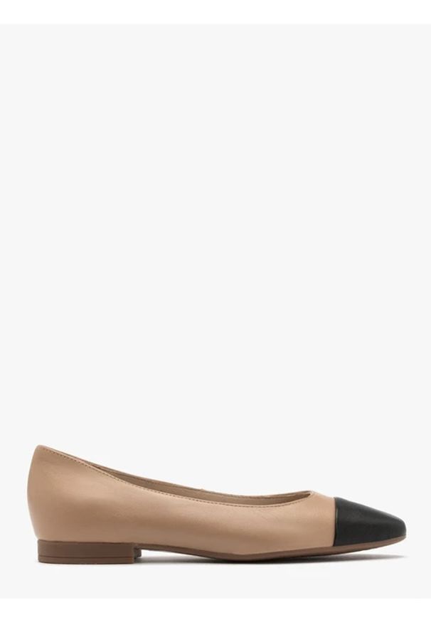 Ryłko - Beżowe baleriny damskie z czarnym noskiem. Okazja: na co dzień. Nosek buta: okrągły. Zapięcie: bez zapięcia. Kolor: beżowy. Szerokość cholewki: normalna. Materiał: skóra. Sezon: wiosna. Obcas: na obcasie. Styl: casual, street