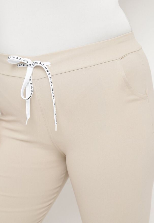 Born2be - Jasnobeżowe Spodnie High Waist z Troczkiem w Pasie Istmena. Okazja: na spotkanie biznesowe, na co dzień. Stan: podwyższony. Kolor: beżowy. Styl: biznesowy, elegancki, casual
