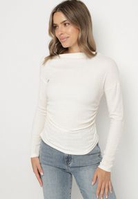 Born2be - Beżowy Marszczona Bluzka z Asymetrycznym Dekoltem i Odkrytym Ramieniem Esemella. Okazja: na spotkanie biznesowe, do pracy. Kolor: beżowy. Materiał: jeans. Styl: klasyczny, biznesowy