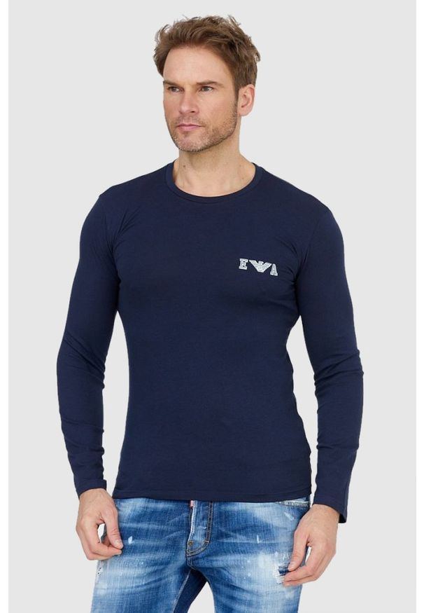 Emporio Armani - EMPORIO ARMANI Granatowy longsleeve męski z szarym logo, Rozmiar L. Kolor: niebieski. Materiał: prążkowany. Długość rękawa: długi rękaw