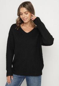 Born2be - Czarny Sweter z Dodatkiem Wełny i Dekoltem w Serek Estorea. Okazja: na co dzień. Typ kołnierza: dekolt w serek. Kolor: czarny. Materiał: wełna. Styl: klasyczny, casual, elegancki #4