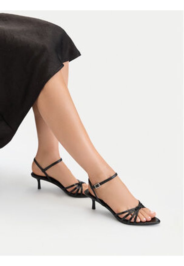 DeeZee Sandały CEO-CWBF17702 Czarny. Kolor: czarny. Materiał: materiał