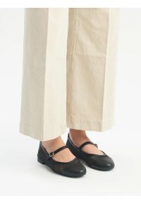 Ryłko - Czarne baleriny damskie z siateczką. Okazja: na co dzień. Nosek buta: okrągły. Zapięcie: pasek. Kolor: czarny. Materiał: skóra. Wzór: aplikacja. Styl: casual, street, klasyczny #1