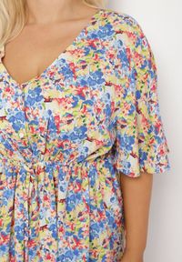 Born2be - Niebieska Sukienka z Wiskozy Ściągana w Talii w Kwiaty Liranette. Okazja: na co dzień. Typ kołnierza: dekolt w serek. Kolor: niebieski. Materiał: wiskoza. Wzór: kwiaty. Styl: klasyczny, casual, elegancki #5