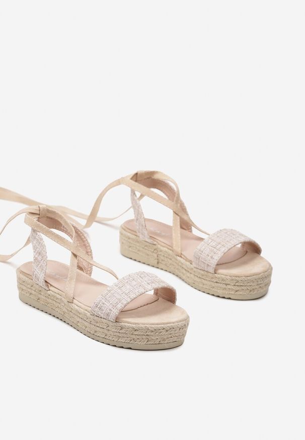 Renee - Beżowe Sandały na Niskiej Platformie z Plecionki i Ozdobnymi Sznureczkami Dazella. Okazja: na spacer. Kolor: beżowy. Sezon: lato. Obcas: na platformie. Styl: boho, elegancki
