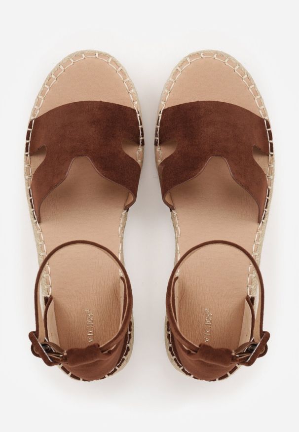 Born2be - Ciemnobrązowe Sandały VICES na Plecionym Koturnie Ozdobione Wycięciami Cirilea. Okazja: na co dzień, na spacer. Zapięcie: sprzączka. Kolor: brązowy. Wzór: aplikacja. Sezon: lato. Obcas: na koturnie. Styl: elegancki, klasyczny, casual