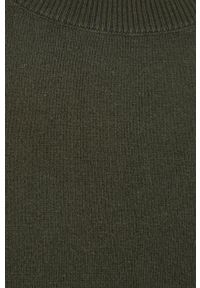 Sisley Sweter męski kolor zielony. Okazja: na co dzień. Kolor: zielony. Materiał: dzianina. Długość rękawa: długi rękaw. Długość: długie. Styl: casual