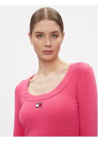 Tommy Jeans Sukienka dzianinowa Tjw Badge Rib Bodycon Ls DW0DW17424 Różowy Slim Fit. Kolor: różowy. Materiał: bawełna. Typ sukienki: bodycon