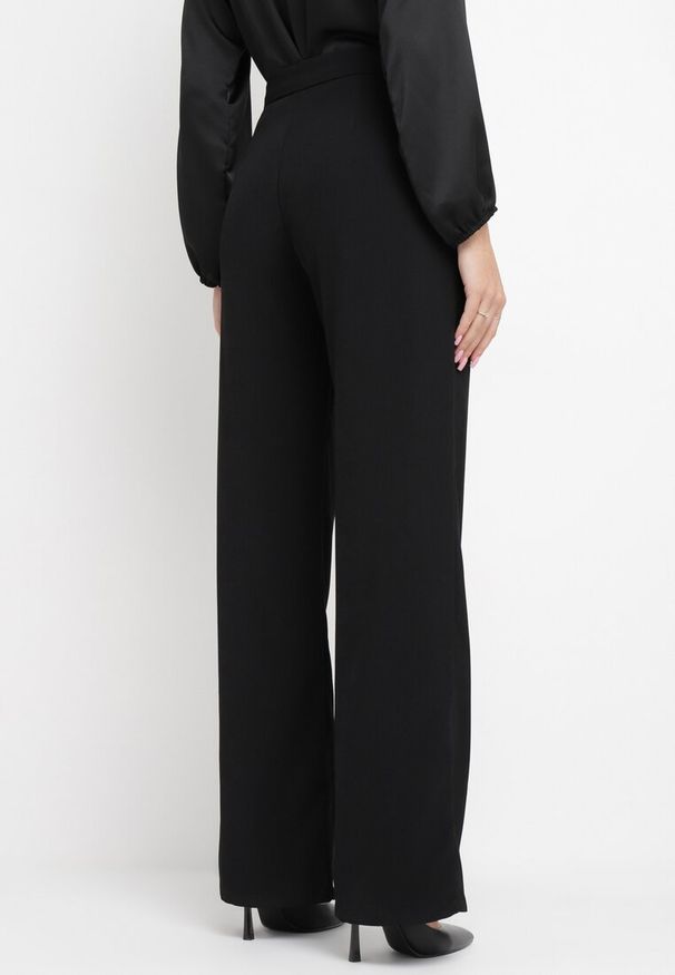 Born2be - Czarne Klasyczne Spodnie z Kieszeniami i Prostą Nogawką Trisonore. Okazja: na co dzień, na spotkanie biznesowe, do pracy. Kolekcja: dla wysokich. Kolor: czarny. Materiał: dzianina, materiał. Wzór: jednolity, gładki. Styl: klasyczny