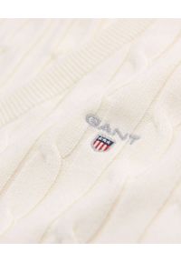 GANT - Biały sweter o warkoczowym splocie Slim Fit. Kolor: biały. Długość rękawa: długi rękaw. Długość: długie. Wzór: ze splotem. Styl: klasyczny #4