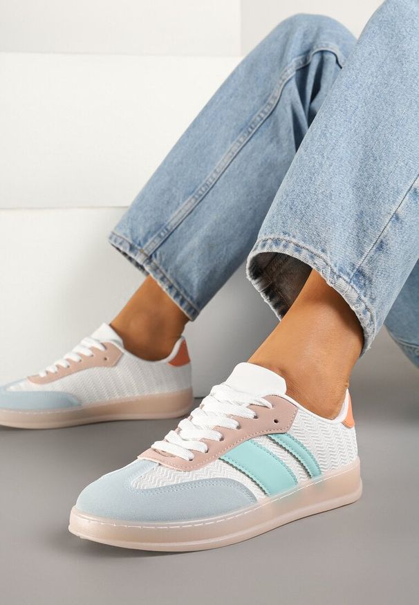 Born2be - Biało-Niebieskie Sneakersy Typu Tenisówki z Ozdobnymi Paskami Amodelle. Okazja: na co dzień. Zapięcie: pasek. Kolor: biały. Materiał: jeans. Wzór: paski. Obcas: na obcasie. Wysokość obcasa: niski