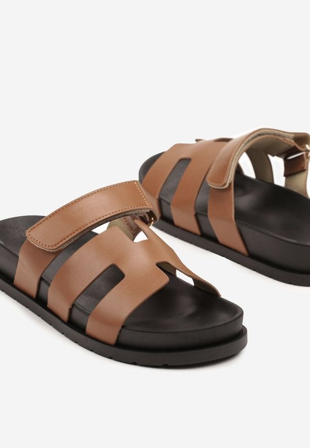 Born2be - Brązowe Klapki Wsuwane z Zapięciem na Rzep Ofiana. Okazja: na spacer, na co dzień. Kolor: brązowy. Materiał: len. Sezon: lato. Styl: casual, elegancki