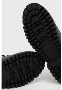 Guess Kozaki damskie kolor czarny na platformie. Nosek buta: okrągły. Zapięcie: sznurówki. Kolor: czarny. Materiał: skóra, guma. Szerokość cholewki: normalna. Obcas: na platformie #2