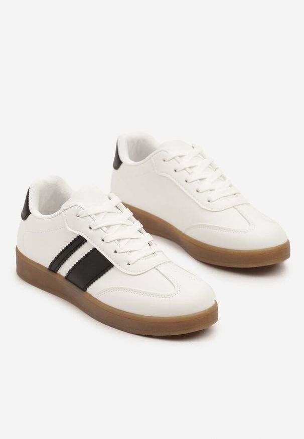 Born2be - Białe Sneakersy Tenisówki z Geometrycznymi Paskami Amolita. Okazja: na co dzień. Zapięcie: pasek. Kolor: biały. Materiał: jeans. Wzór: geometria