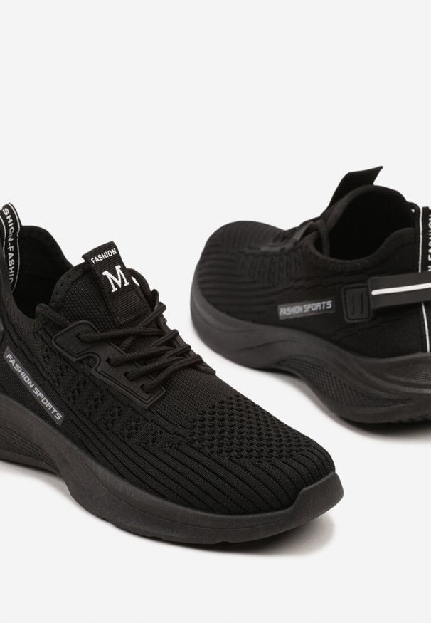 Renee - Czarne Buty Sportowe Sneakersy Ozdobione Tłoczeniem i Napisami Odalene. Okazja: na co dzień. Kolor: czarny. Materiał: jeans. Wzór: aplikacja, napisy