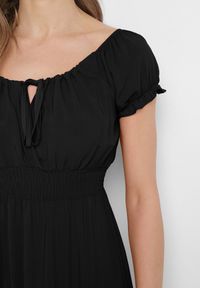 Born2be - Czarna Wiskozowa Sukienka z Gumkami w Pasie Ściągana przy Dekolcie z Falbanką Tiimamla. Okazja: na co dzień. Kolor: czarny. Materiał: wiskoza. Długość rękawa: krótki rękaw. Sezon: wiosna, lato. Typ sukienki: proste. Styl: casual #6