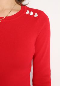 Born2be - Czerwony Wiskozowy Krótki Sweter z Guzikami w Kształcie Serduszek Drame. Kolor: czerwony. Materiał: wiskoza. Długość: krótkie. Wzór: aplikacja #3