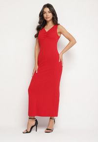 Born2be - Czerwona Dopasowana Sukienka z Wiskozą Ozdobiona Marszczeniem Siloria. Okazja: na co dzień. Typ kołnierza: dekolt w kształcie V. Kolor: czerwony. Materiał: wiskoza. Wzór: aplikacja. Sezon: lato. Typ sukienki: proste. Styl: casual, elegancki #1