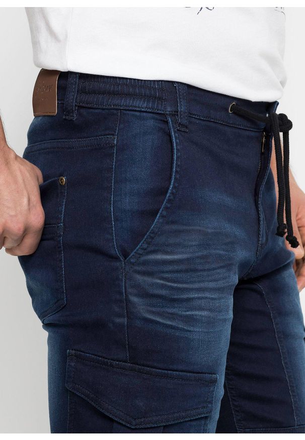 bonprix - Bermudy dżinsowe ze stretchem, regular fit. Kolor: niebieski. Styl: elegancki
