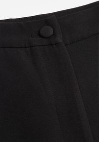 Renee - Czarne Klasyczne Spodnie VICES Garniturowe High Waist Dimaia. Okazja: na co dzień, na spotkanie biznesowe, do pracy, na imprezę. Stan: podwyższony. Kolor: czarny. Styl: klasyczny #2