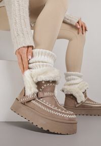 Renee - Ciemnobeżowe Śniegowce na Platformie z Futerkiem i Haftowanym Wzorem Celatusa. Okazja: na co dzień. Kolor: beżowy. Materiał: futro. Wzór: haft. Sezon: zima. Obcas: na platformie. Styl: casual #7