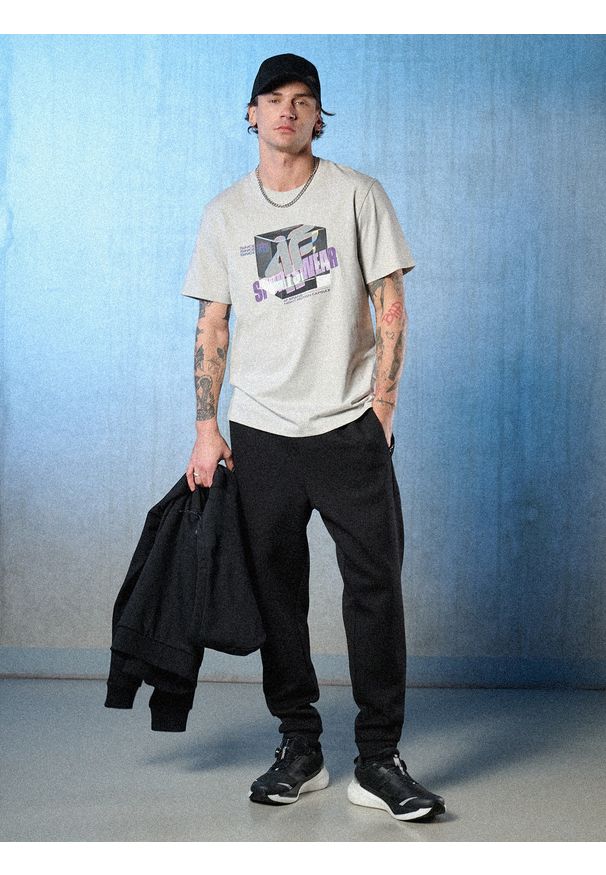 4f - 4F T-shirt regular z nadrukiem męski - szary L. Okazja: na co dzień. Kolor: szary. Materiał: dzianina, bawełna, materiał. Wzór: nadruk. Styl: casual