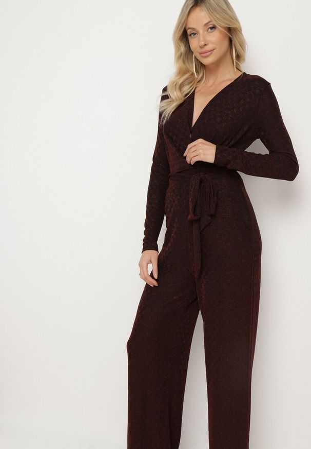 Born2be - Bordowy Kombinezon z Wiskozą Kopertowym Dekoltem i Materiałowym Paskiem Miathalise. Okazja: na spotkanie biznesowe. Kolor: czerwony. Materiał: materiał, wiskoza. Długość: długie. Styl: biznesowy