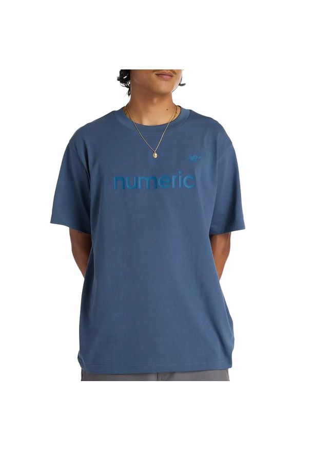 Koszulka męska New Balance MT51955VTI - granatowa. Kolor: niebieski. Materiał: bawełna, materiał. Długość rękawa: krótki rękaw. Długość: krótkie