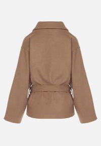 Born2be - Beżowy Krótki Płaszcz z Wiskozą o Pudełkowym Kroju z Wiązanym Paskiem i Kołnierzem Tusilia. Okazja: na co dzień. Kolor: beżowy. Materiał: wiskoza. Długość: krótkie. Styl: casual, klasyczny #7