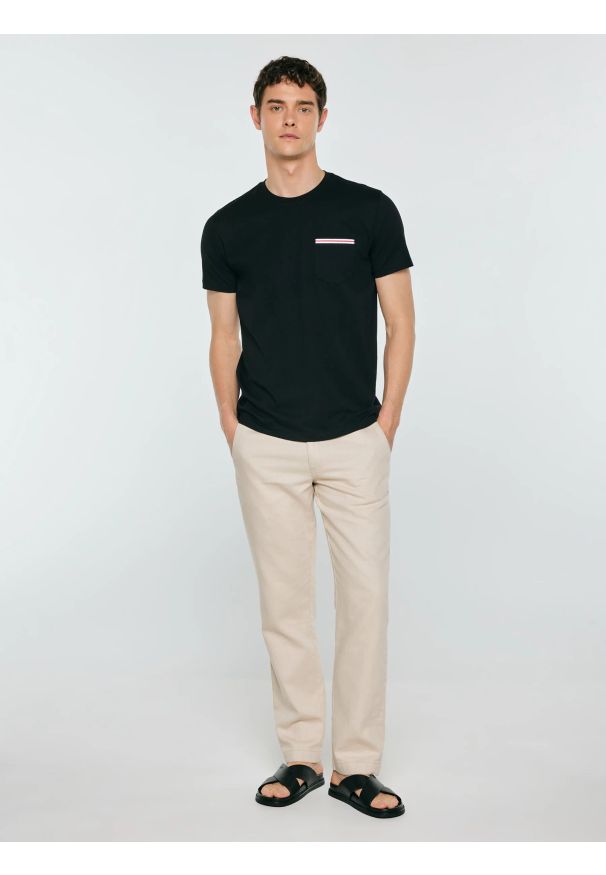 Big-Star - Koszulka męska z kieszonką czarna Toms 906. Okazja: na co dzień. Kolor: czarny. Materiał: dzianina, bawełna. Wzór: aplikacja. Styl: casual, klasyczny