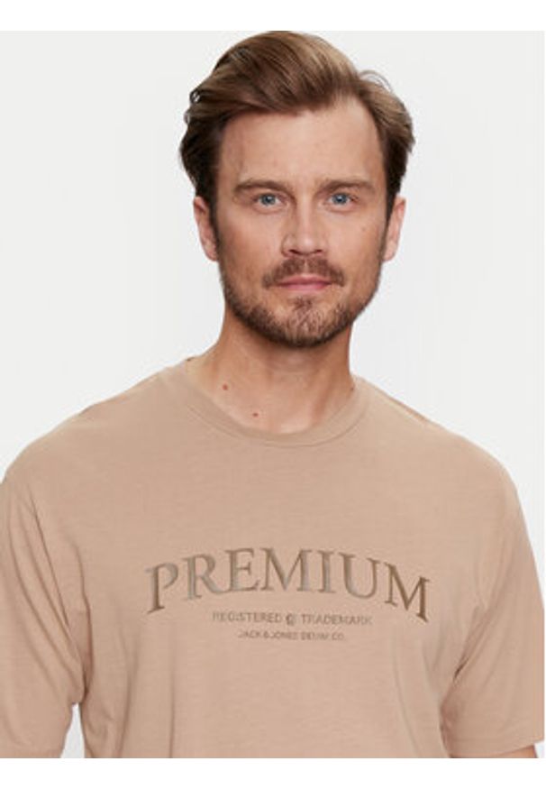 Jack & Jones T-Shirt Jprbluwinston 12255611 Brązowy Regular Fit. Kolor: brązowy. Materiał: bawełna