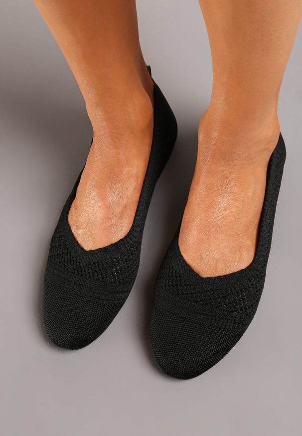 Renee - Czarne Płaskie Balerinki z Siateczkowego Materiału Nelibra. Okazja: na co dzień, na spotkanie biznesowe. Kolor: czarny. Materiał: materiał. Styl: biznesowy, elegancki, casual