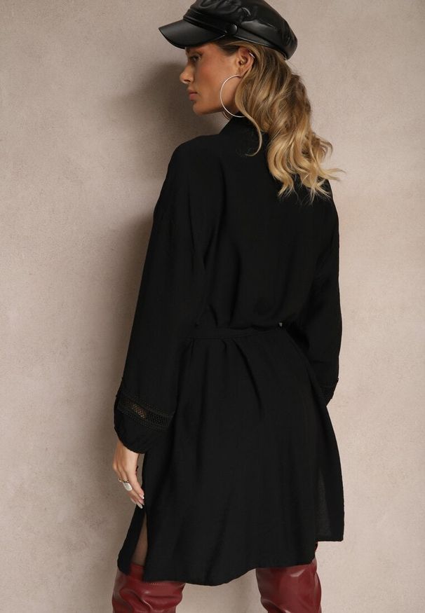 Renee - Czarna Sukienka Kimono z Wiskozy z Kieszeniami Zdobiona Ażurowymi Wstawkami Salithia. Okazja: do domu. Typ kołnierza: dekolt w kształcie V. Kolor: czarny. Materiał: wiskoza. Długość rękawa: na ramiączkach. Wzór: aplikacja, ażurowy. Styl: elegancki