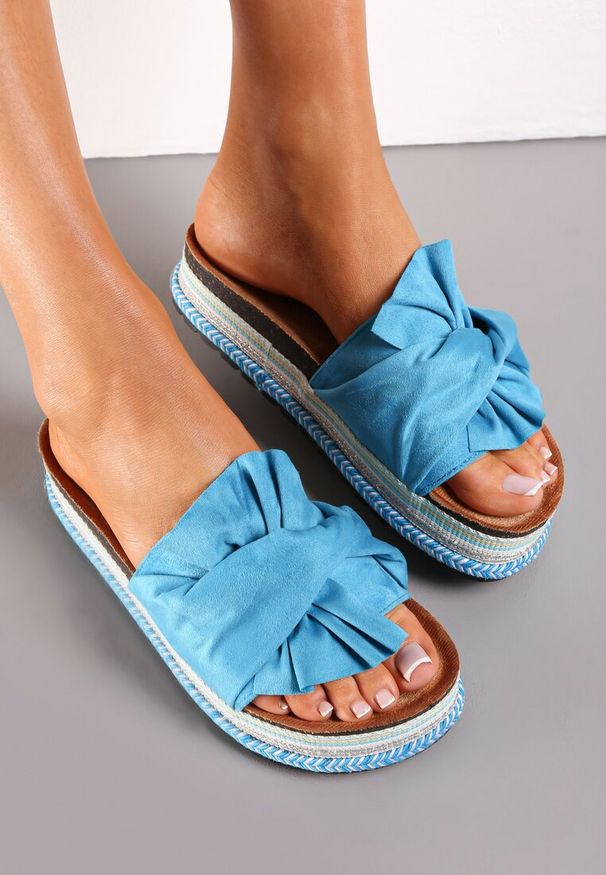 Renee - Niebieskie Klapki z Kokardą na Platformie z Plecionką Menis. Kolor: niebieski. Wzór: ażurowy. Obcas: na platformie